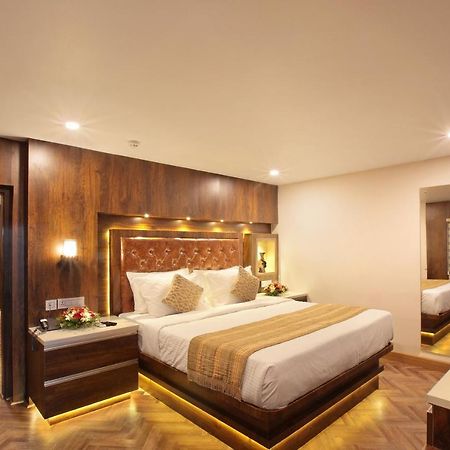Hotel Kings Empire Kochi Esterno foto