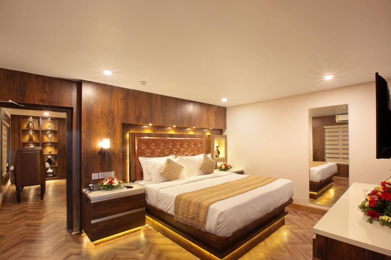 Hotel Kings Empire Kochi Esterno foto
