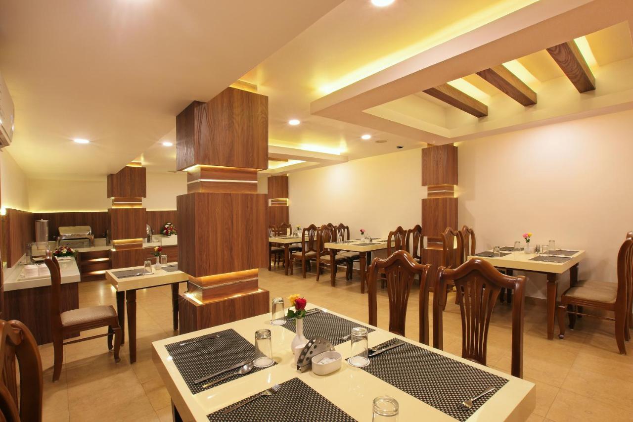 Hotel Kings Empire Kochi Esterno foto